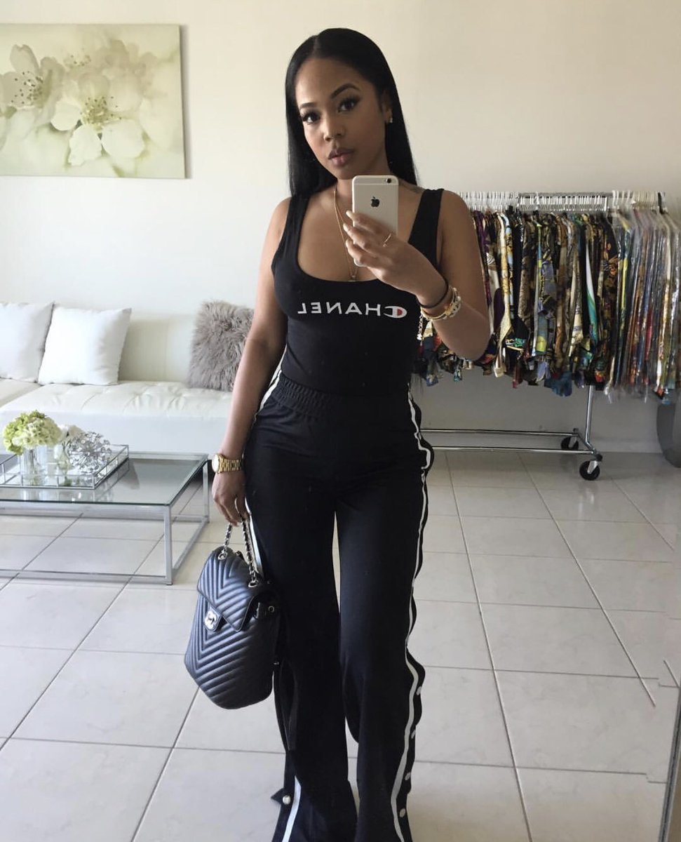 trxpicalxpills's tweet photo. don’t act like you’re my man, you’re just a fan. 💰✨ https://t.co/Wb7bOAQqVC