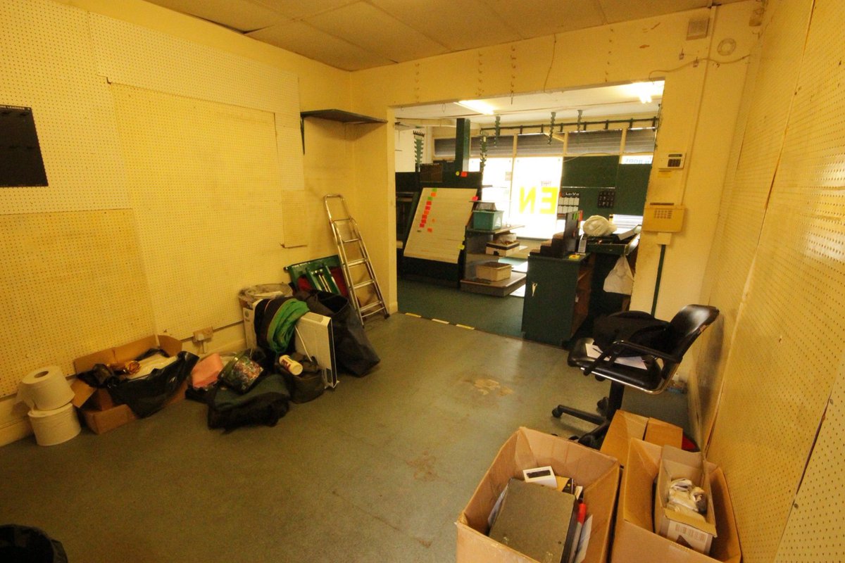 HullAnglers's tweet photo. Large commercial property with 2 bedroom flat above, ideal investment in Hull £80k https://t.co/CeO14qje7w