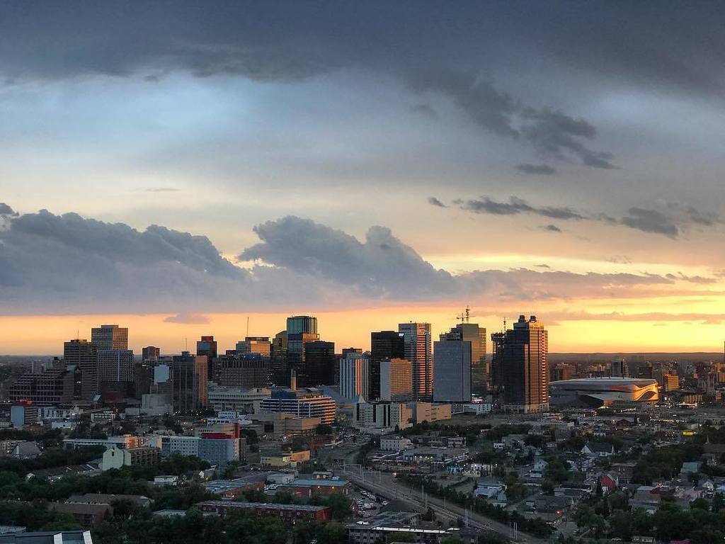 83937689191a's tweet photo. Downtown YEG!😍
.
.
Photo by: @abbymawphotos
Chosen by @markjasonlacson .
.
.
.
#citybestpics #agameoftones #city_… https://t.co/GrI5LcQbwX https://t.co/N3JOzCFRey