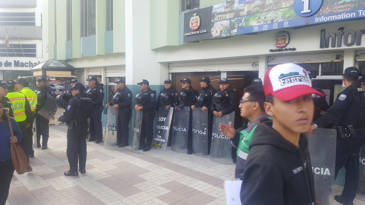 La <a href="/PoliciaEcuador/">Policía Ecuador</a> garantizará que no haya abuso de parte de los agentes municipales en Plantón Ciudadano #Loja