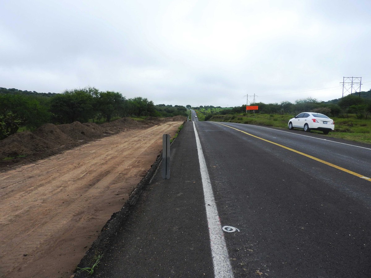 BernardoGtz_N's tweet photo. Acudí con mi equipo de trabajo de la @SCT_mx #Zacatecas a supervisar el avance de trabajos de modernización de la carretera Jalpa-Calvillo https://t.co/9iIlVDgpUo