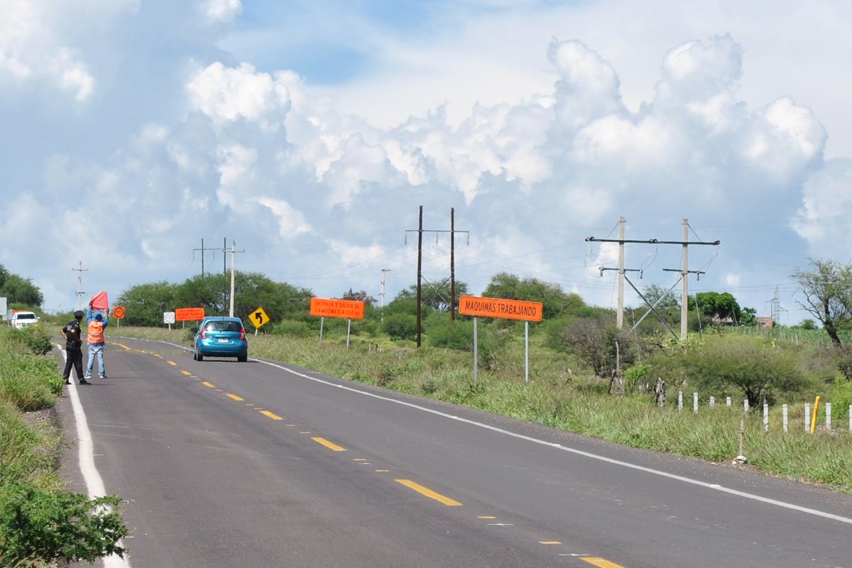 BernardoGtz_N's tweet photo. Acudí con mi equipo de trabajo de la @SCT_mx #Zacatecas a supervisar el avance de trabajos de modernización de la carretera Jalpa-Calvillo https://t.co/9iIlVDgpUo