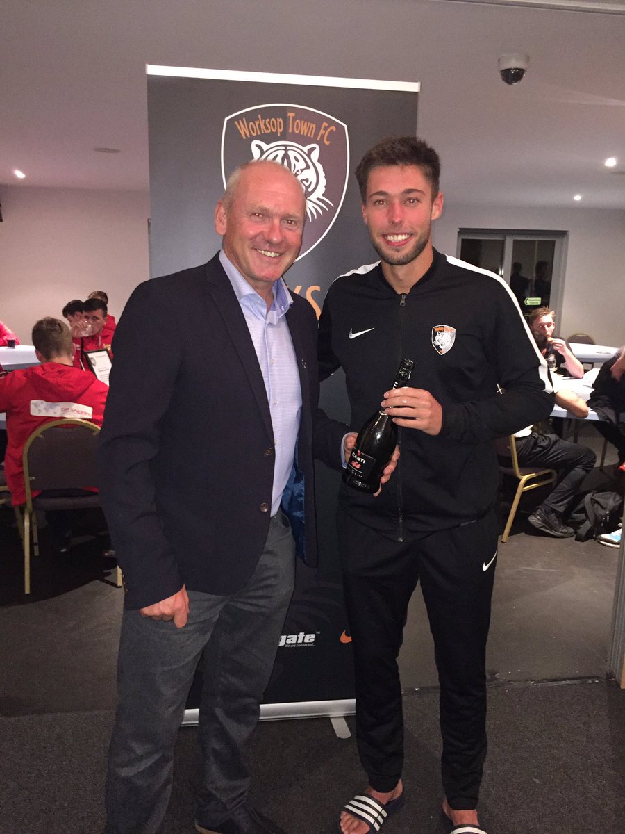 Tigers Legend Paul Cavill presents Man of the Match <a href="/JakeCurrie14/">Jake Currie</a> with his award 👏🏻