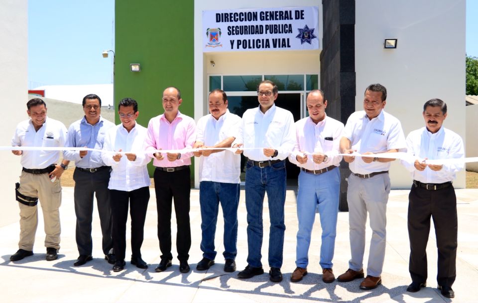 nachoperaltacol's tweet photo. Equipamos la Dirección de Seguridad Pública de Armería con recursos #FASP2017.
¡Vamos a recuperar la tranquilidad que merecen las familias! https://t.co/XwhMxWa37b