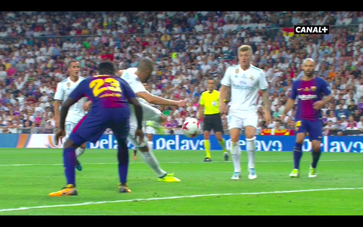 LinoTreize's tweet photo. Umtiti il joue a quoi la ? il s'est arrêté pour regarder la reprise de Benzema normal on dirait il l'analyse pour en faire un exposé https://t.co/20LunlRHtY