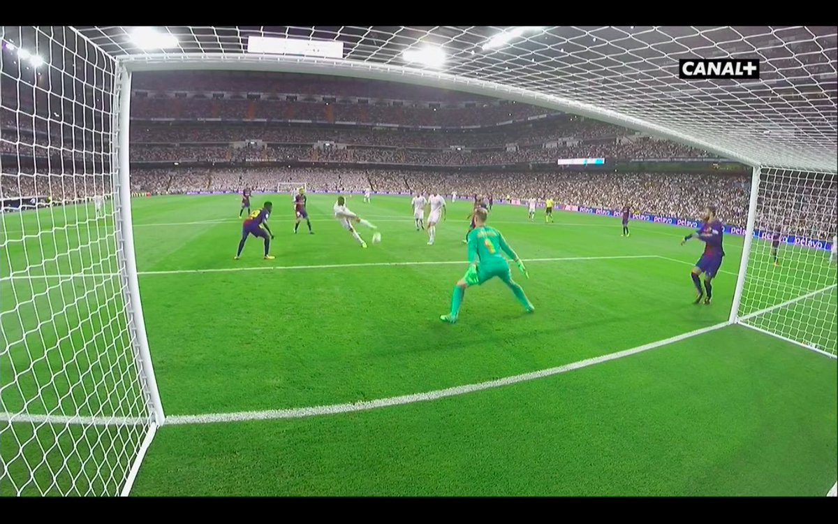 LinoTreize's tweet photo. Umtiti il joue a quoi la ? il s'est arrêté pour regarder la reprise de Benzema normal on dirait il l'analyse pour en faire un exposé https://t.co/20LunlRHtY