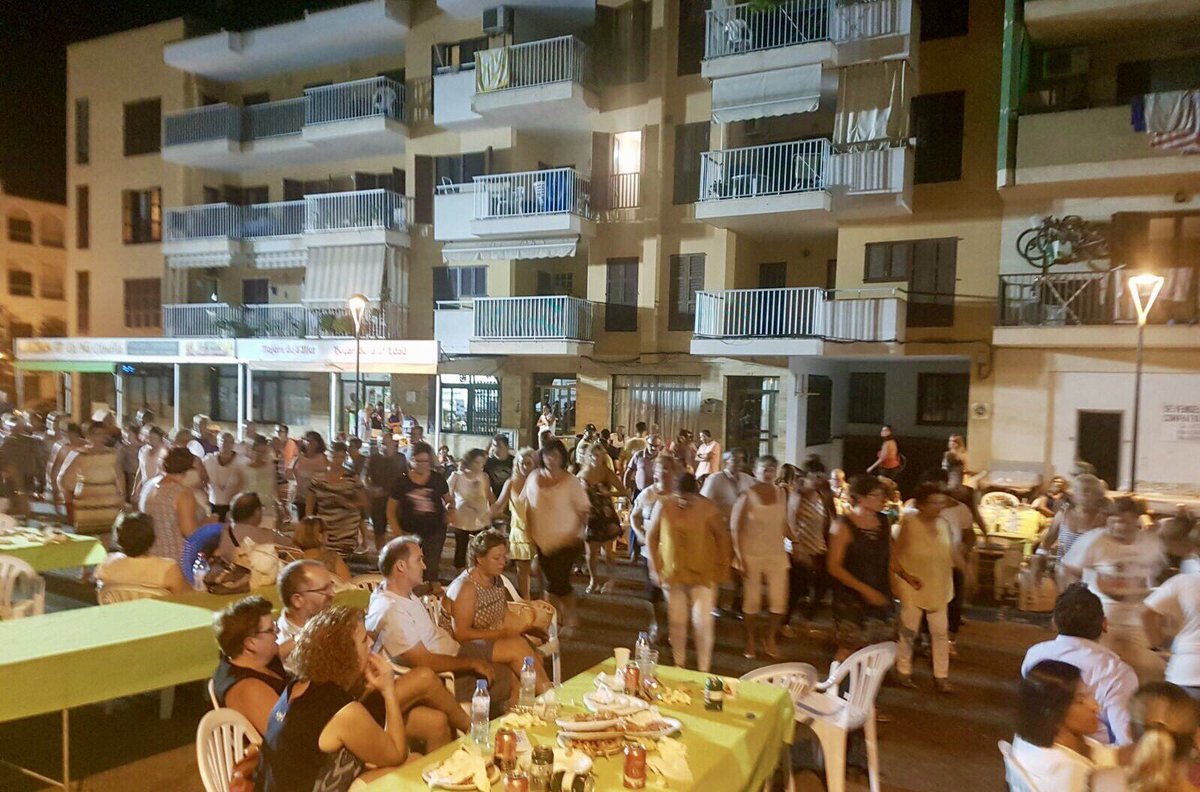 JosepMelia's tweet photo. Avui vespre a la Nit Marinera de s'Illot gaudint de la 🦐 gambada sillotera amb els companys d'@elPiManacor. Boníssim tot! 😋 https://t.co/4WtEXsWdC1