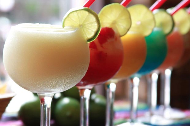 GirlzBehindBar's tweet photo. A hot day means #drinks! #alcohol #GirlzBehindtheBar #delicious #beer #wine #liquor https://t.co/xXnCu65MOh