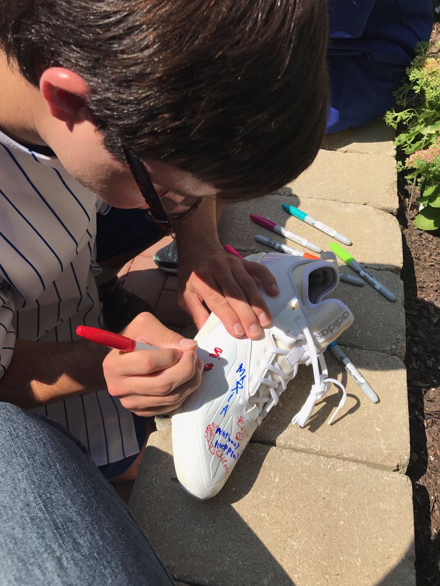 KrisBryant_23's tweet image. Jess has some competition with this proposal!! Thank you all for letting us hangout and for signing my cleats!