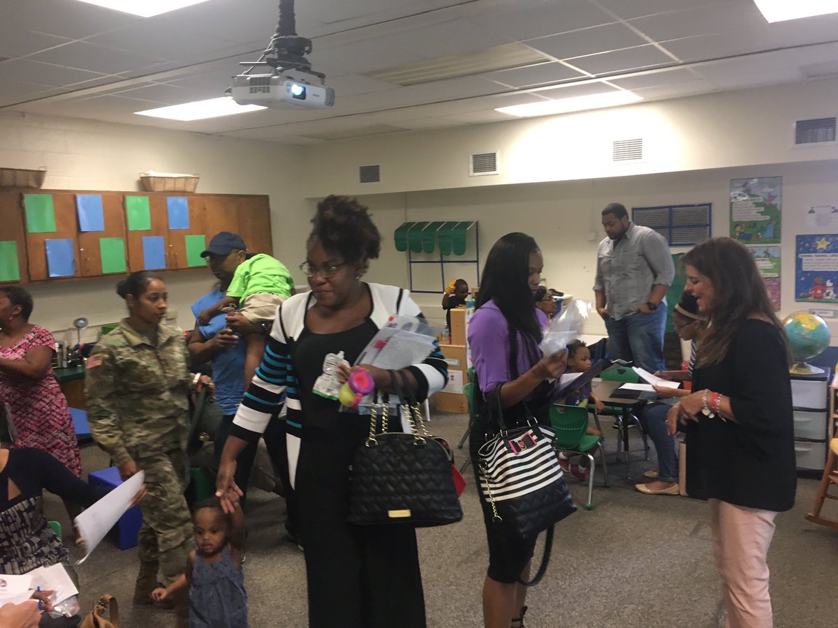 lonniebnelson's tweet photo. @R2CFCD night @AndreaMcBride5 and Mrs. Bennett with our Parent Educator Ms. Myers#lovelittlebees #learnlovelead #premieryear https://t.co/CoE5z57Q7q