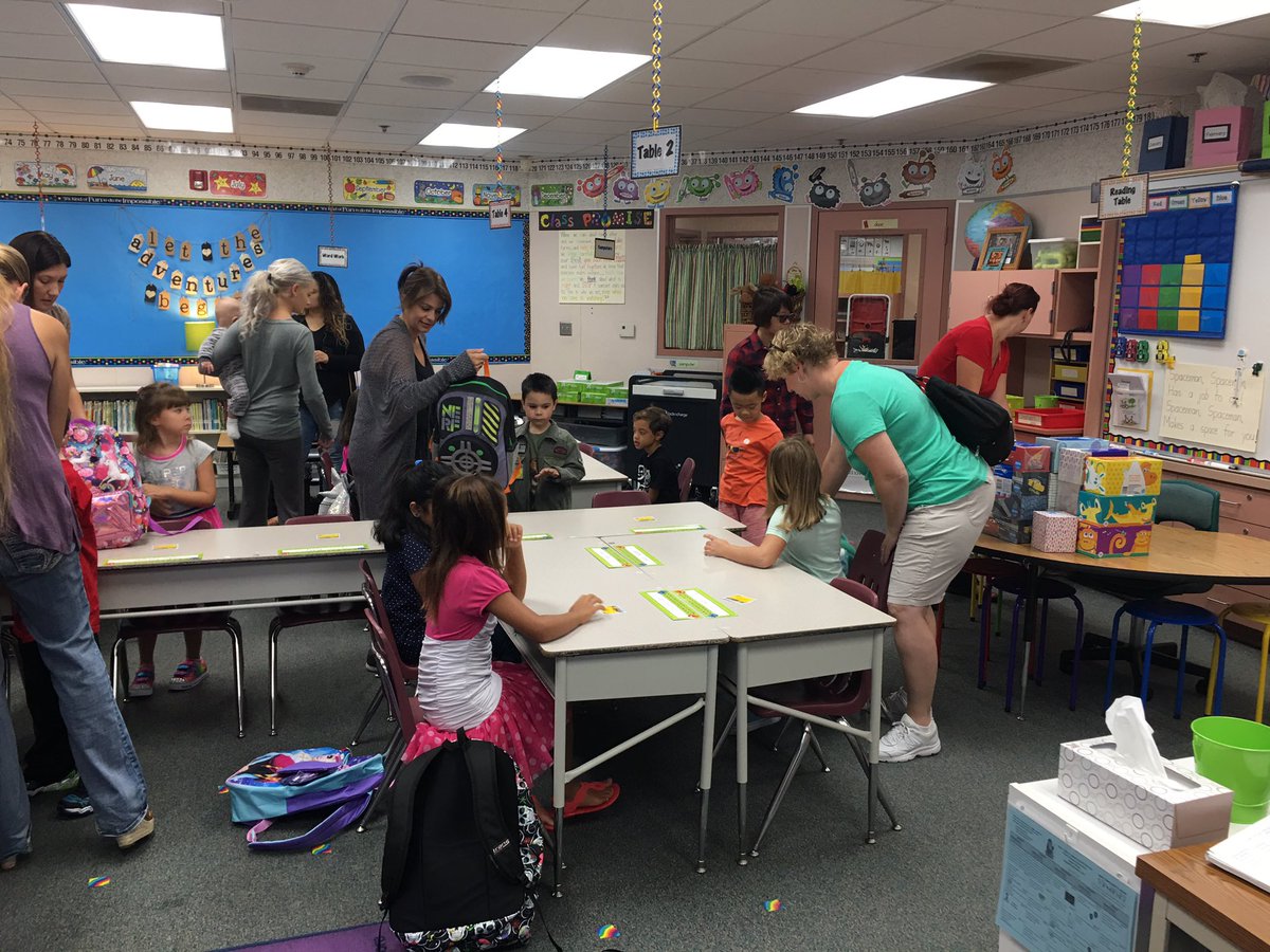 terijohnso's tweet photo. Welcoming new first graders! #simischoolsfirstday @WoodRanchSVUSD https://t.co/Gjm4SN518D