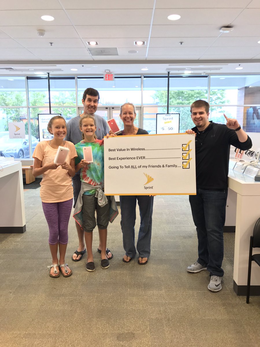 Always fun giving the best experience for our Base! Family is loving their new iPhones! @DCalzone77 <a href="/LangerSprint/">Luke Langer</a> <a href="/PLBro/">Phil Brown</a>