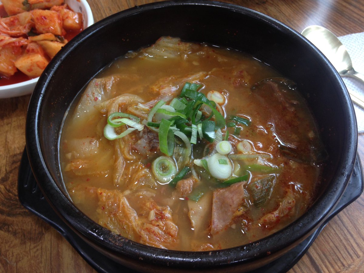 곰탕때문에 알게됐지만 요즘은 이것만 먹는다. 고기육수에 배추속을 넣어 진득하게 끓여내 맛도 진하고 속도 풀리는 진정한 해장음식!!! #합정옥 #합정동 #속대국