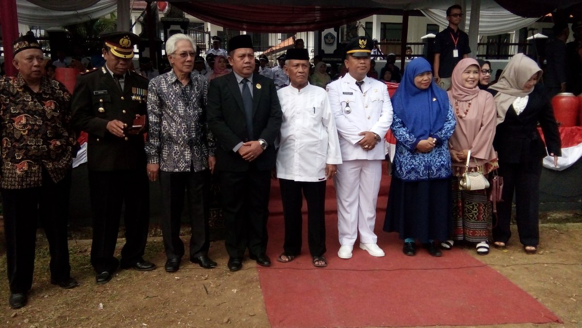 Hermanplani86's tweet photo. Poto bareng bp camat beserta Unsur muspika serta para Kades dan ibu kades Se-Kec. Plered. 
#DirgahayuIndonesia
@DediMulyadi71
@DiskominfoPWK https://t.co/s9tkewVybQ