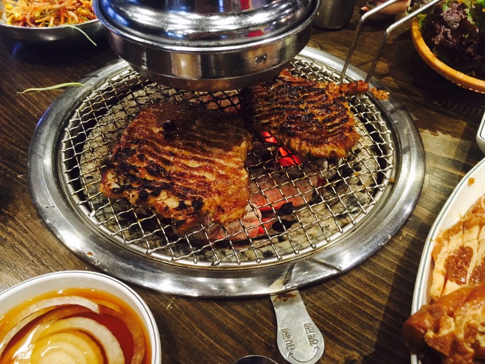 WE_MEET_PLACE's tweet photo. #위밋플레이스 가 추천하는 
#돼지갈비집 #정왕동 #49맛집 #통큰갈비
갈비가 통크게 만원에 무한리필
두께도 두꺼워서 스테이크 같앵ㅎㅎ
#맛집추천 #모임장소추천 #정왕맛집 #49맛집
#돼지갈비맛집 #무한리필 https://t.co/2V5XfqVS7j