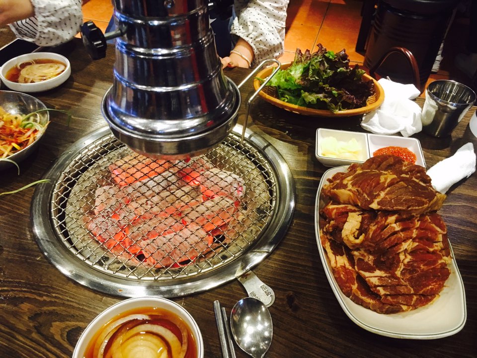 WE_MEET_PLACE's tweet photo. #위밋플레이스 가 추천하는 
#돼지갈비집 #정왕동 #49맛집 #통큰갈비
갈비가 통크게 만원에 무한리필
두께도 두꺼워서 스테이크 같앵ㅎㅎ
#맛집추천 #모임장소추천 #정왕맛집 #49맛집
#돼지갈비맛집 #무한리필 https://t.co/2V5XfqVS7j