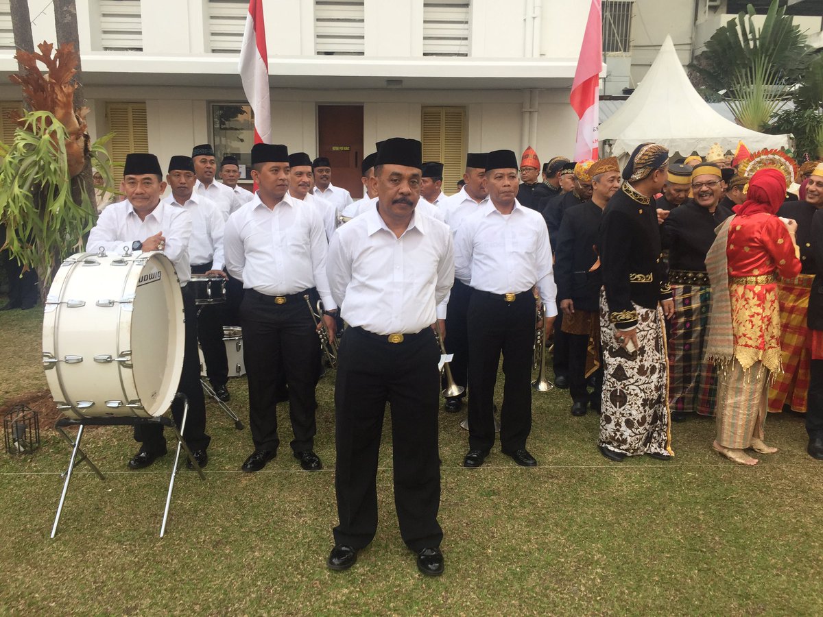 KementerianESDM's tweet photo. Ini dia.. Upacara kemerdekaan RI ke-72 pegawai @KementerianESDM memakai pakaian adat #KerjaBersamaESDM https://t.co/hXXuQTc21n