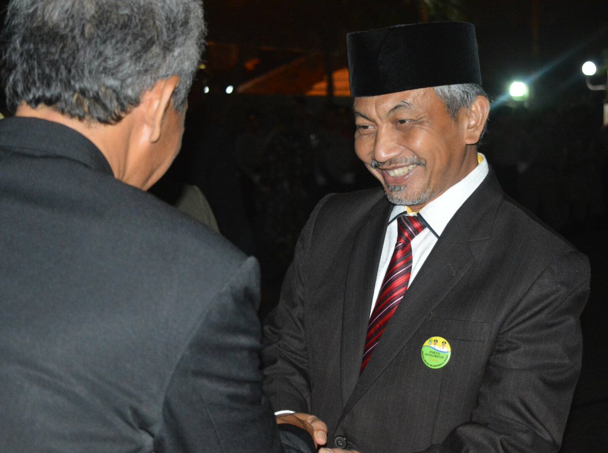 humasbekasikota's tweet photo. Jelang HUT RI Ke 72, Wakil Wali Kota Bekasi @syaikhu_ahmad mengikuti Renungan Suci Tingkat Kota Bekasi, di Makam Pahlawan Bulak Kapal Bekasi https://t.co/dSN64NqCeg