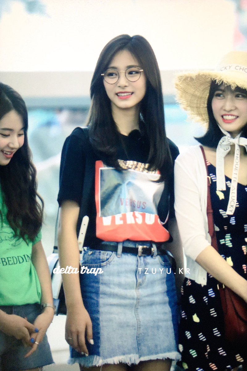 TZUYU #쯔위 #周子瑜 #ツウィ 170817 Incheon Airport - Brand: Versus