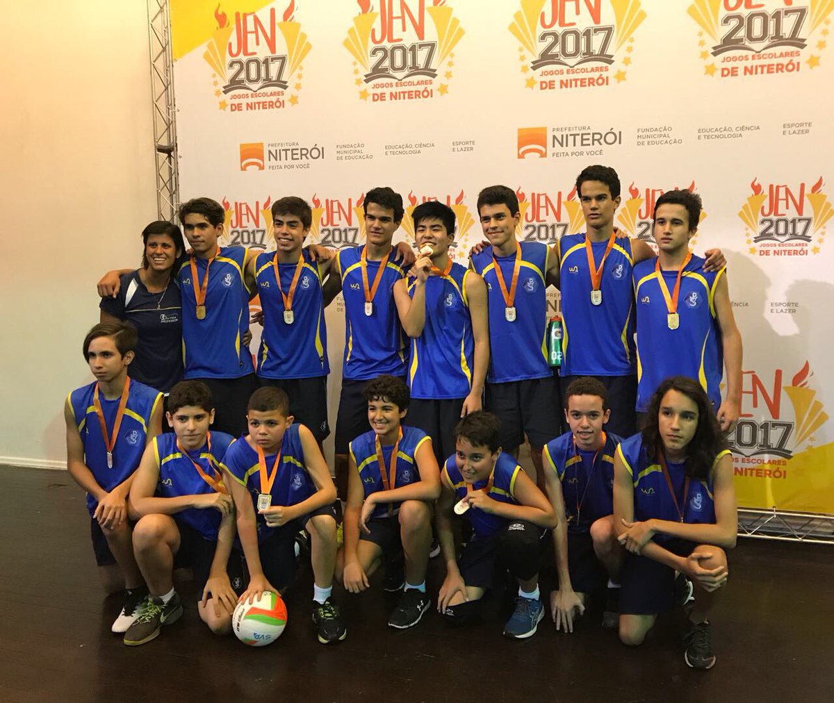 csvpniteroi's tweet photo. Os campeões que você respeita! 😎💪🏻🏐🏅#voleicsvp #JEN2017 #prasemprecsvp https://t.co/eEleq6gT8R