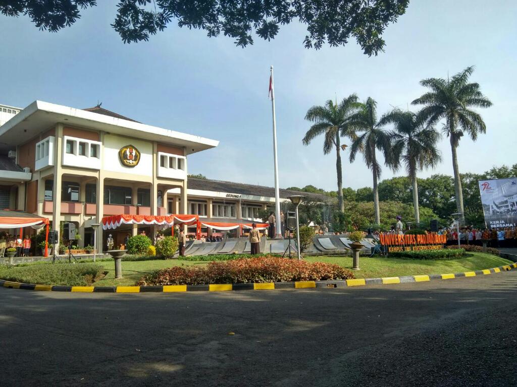 Pengibaran Bendera Merah Putih HUT RI ke-72.
#hutri72 #IndonesiaKerjaBersama