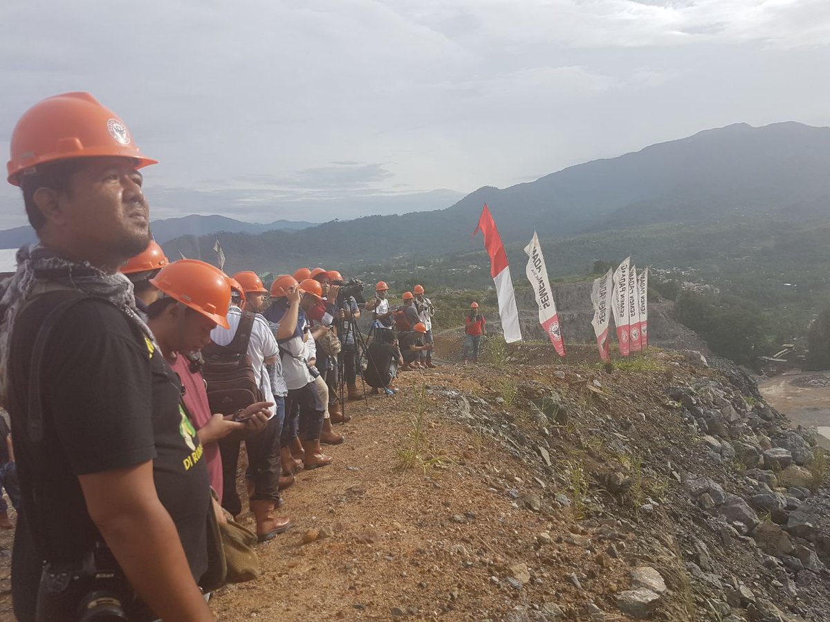 <a href="/BloggerPalanta/">Blogger Palanta</a> Para peserta sadang maliek persiapan pengibaran bendera raksasa di bukit karang putih #IndonesiaSPesial