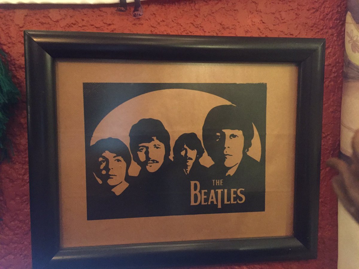 La invasión británica se apodera de la casa. Sintonicen el Delorean para escuchar 2 horas de La ola inglesa. dieznueve.mx/dieznueve-fm/