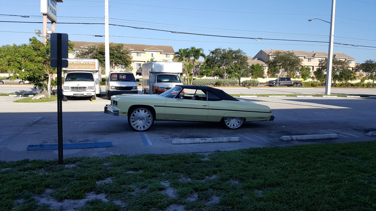 bassjamdjs's tweet photo. Squat game on point!!!! 75 caprice.... #donks #21donksalute #chevyriders #donklife #bassjamdjs #djamazingb https://t.co/gUAShpkNb8