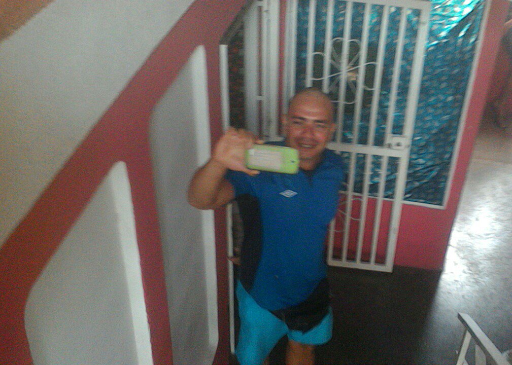 soberano1's tweet photo. Vecinos cansados de las violaciones a las normas de convivencia por este hombre, consumo de droga, alto sonido, borracheras y actos obscenos https://t.co/GvR5SP4Jg3