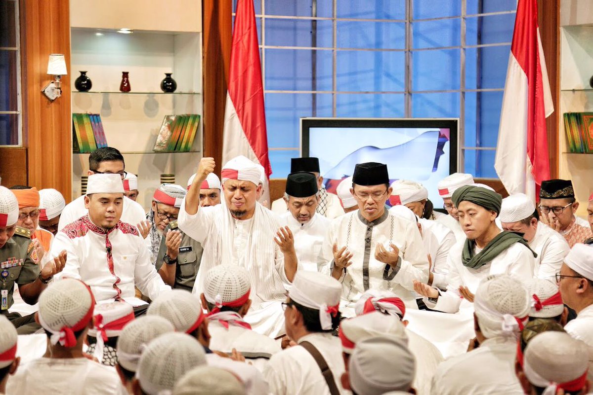 humasbekasikota's tweet photo. Alhamdulillah...Wakil Wali Kota Bekasi @syaikhu_ahmad melaksanakan dzikir kemerdekaan bersama KH. Arifin Ilham, Kamis Subuh, 17/8 https://t.co/NO0hR7wSOo