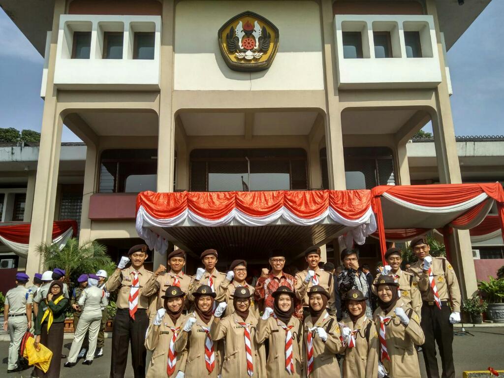 Sesi Foto bersama Rektor Unpad Prof. Dr. Med. Tri Hanggono Achmad,dr
#HUT72RI #dirgahayuri72 #IndonesiaKerjaBersama