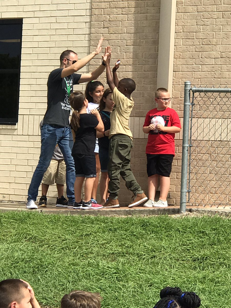 4thgradechatter's tweet image. 4th graders chose their houses today &amp;amp; it was AWESOME! We chanted &amp;amp; cheered the day away! #MCEGators #brandourgreen #BeTheLegacy