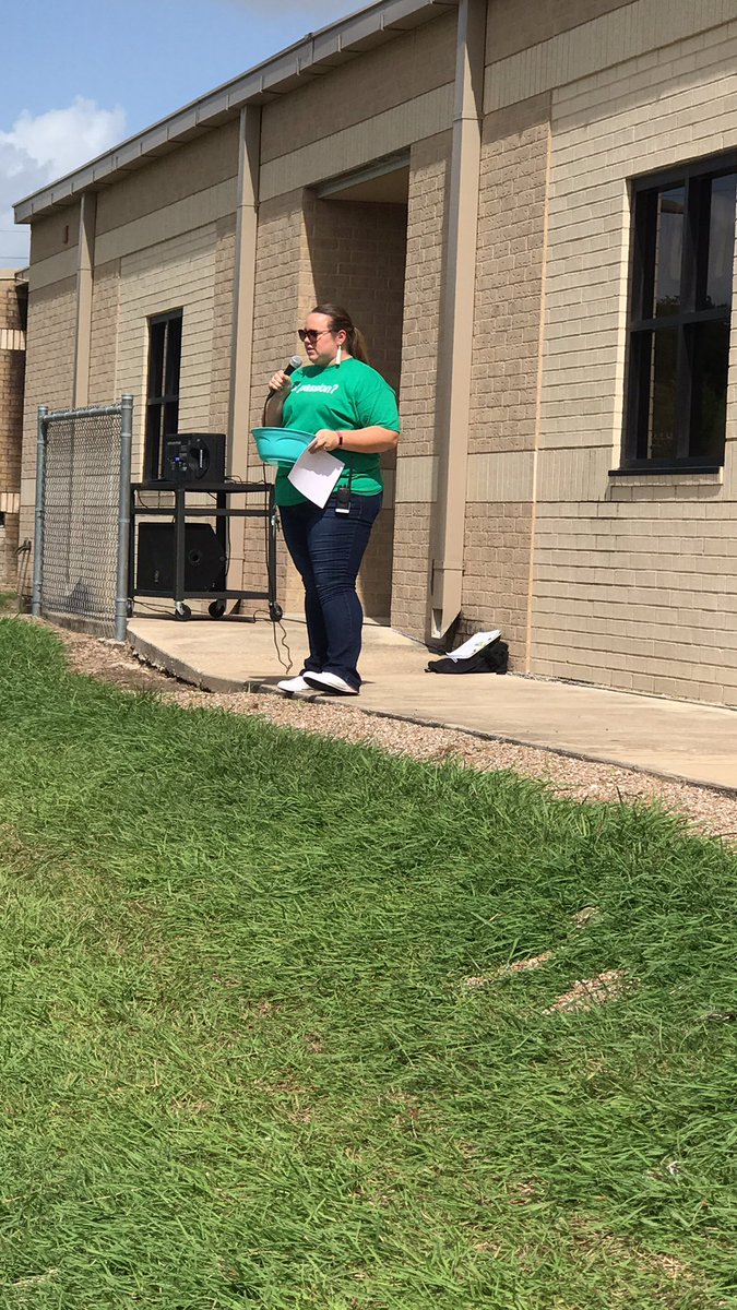 4thgradechatter's tweet image. More pics of our amazing first day of school! We are so excited for all that is in store this year! #MCEGators #brandourgreen #BeTheLegacy