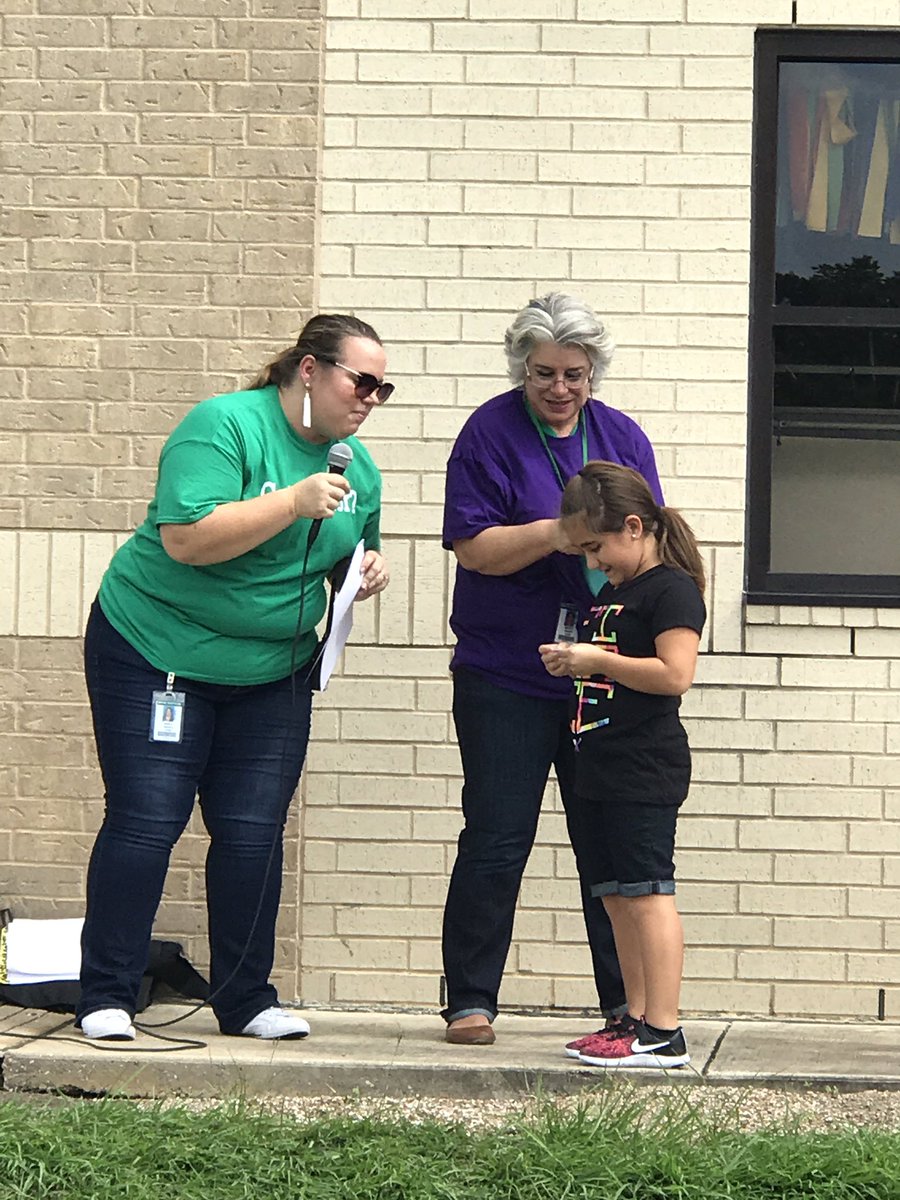 4thgradechatter's tweet image. More pics of our amazing first day of school! We are so excited for all that is in store this year! #MCEGators #brandourgreen #BeTheLegacy