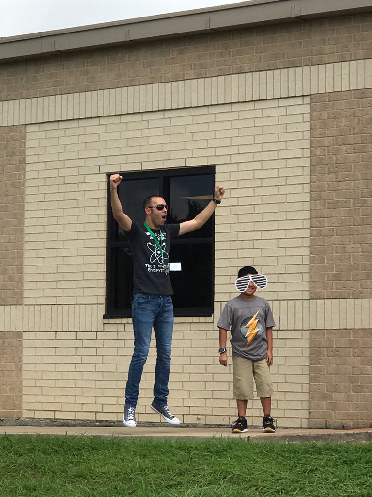 4thgradechatter's tweet image. More pics of our amazing first day of school! We are so excited for all that is in store this year! #MCEGators #brandourgreen #BeTheLegacy