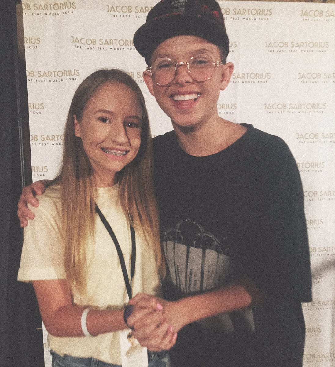 sleepyjacxbs's tweet image. my happiness @jacobsartorius  bro i'm one of the twins !! please retweet this i want him to see it !!! 💛