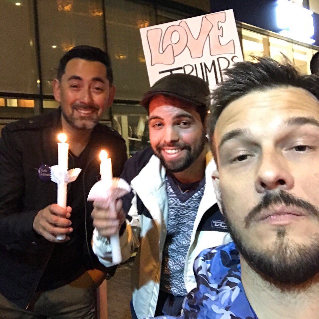 Gracias <a href="/DAChile/">DemocratsAbroadChile</a> por organizar esta vigilia para protestar contra el odio de #Charlottesville y las ridículas palabras de Trump.