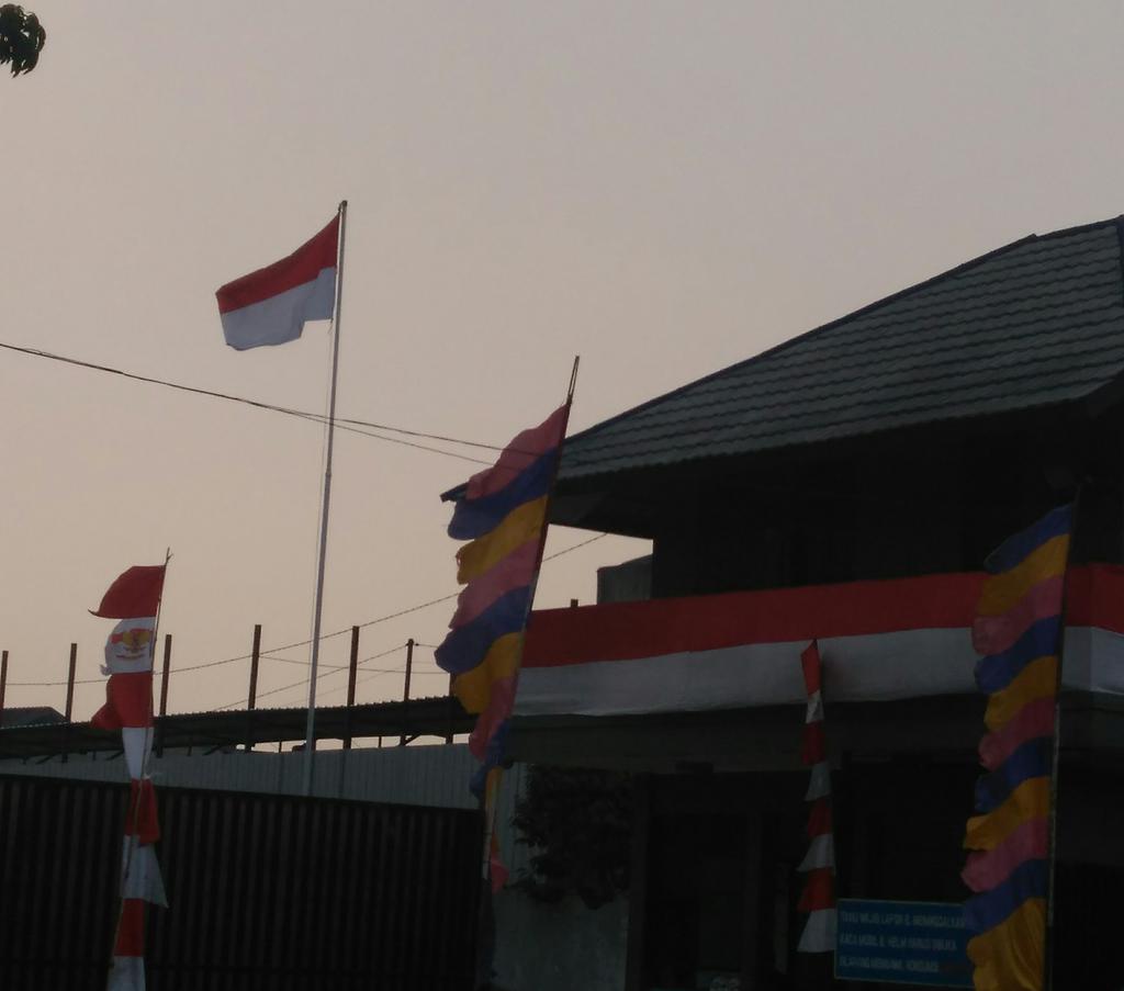 #KibarkanSemangat <a href="/Telkomsel/">Telkomsel</a> tuh benderanya udah berkibar,foto ini diambil ketika angin sedang berhembus