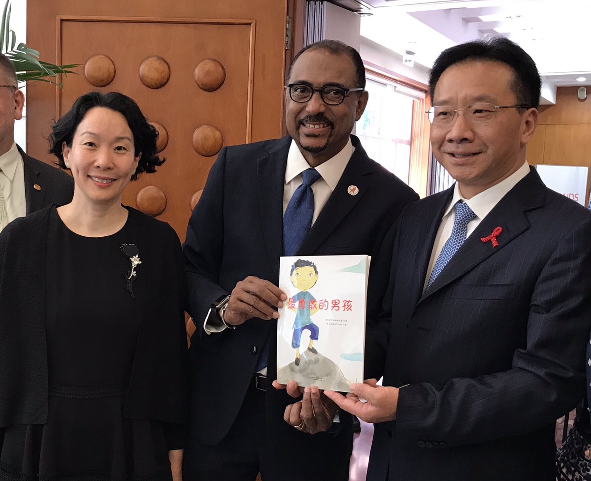 .@UNAIDS book 'Bravest Boy I Know' soon to be in all primary school libraries in #Yunnan province (pop 47 million) says Vice Governor Gao!