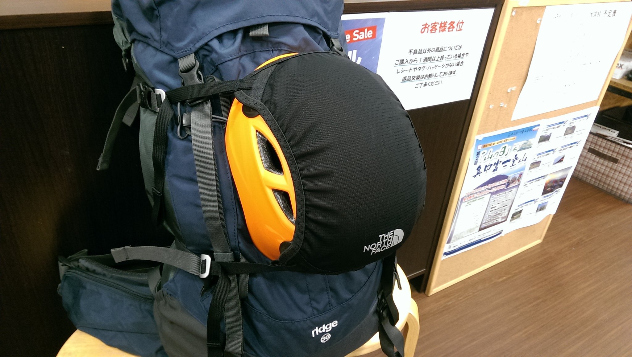 石井スポーツ公式 登山 アウトドア ザックの中に入れられない場合に使いたい ノースフェイス Helmet Holder Nm 2 500 税 様々なザックに取付可能なヘルメットホルダー 本体あご紐使ってぶら下げるのは傷つきやすいのでオススメしません