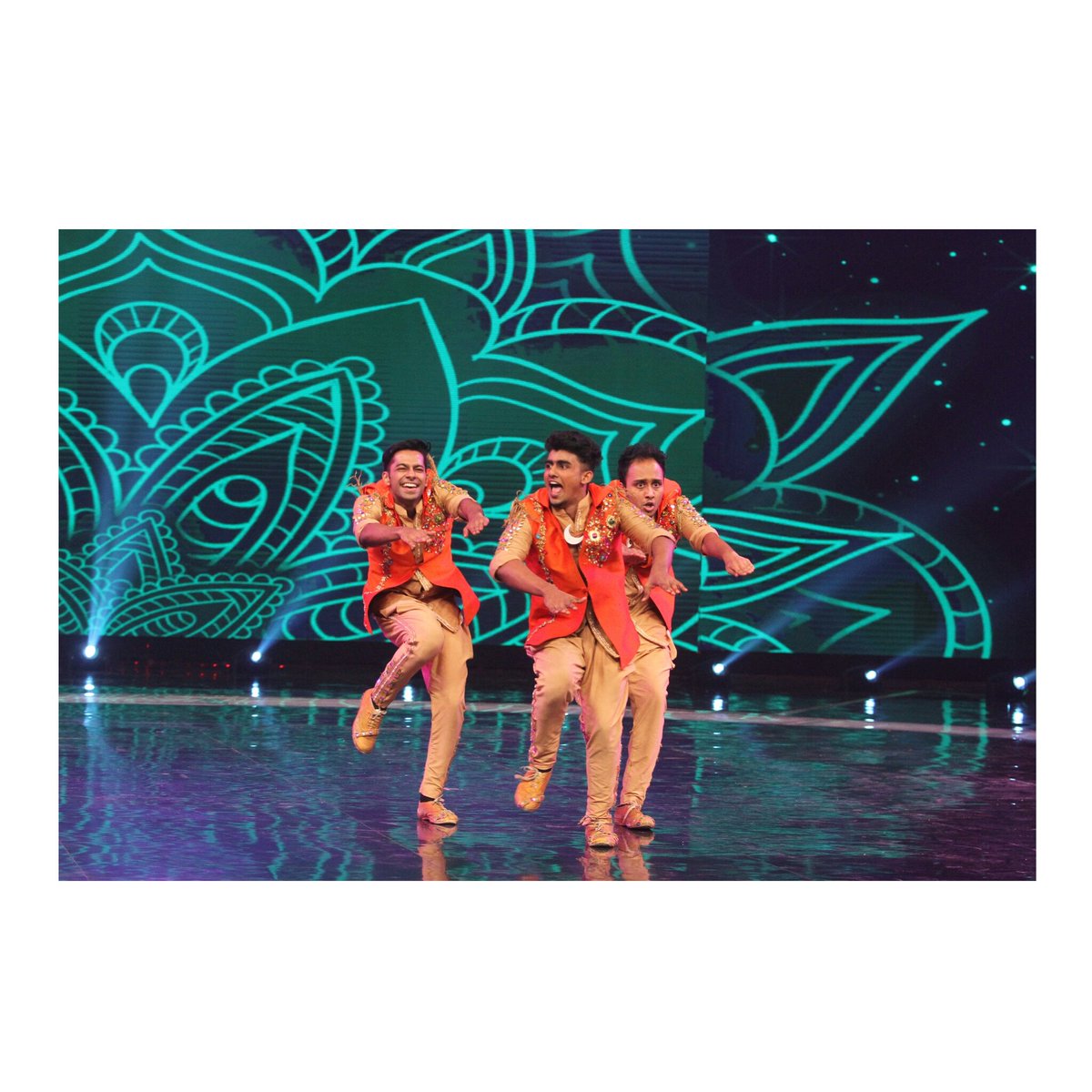 Nostalgia_trio's tweet photo. Expect the unexpected 😄
#nostalgia #danceplus3 #starplus https://t.co/R0Za0uv9zH