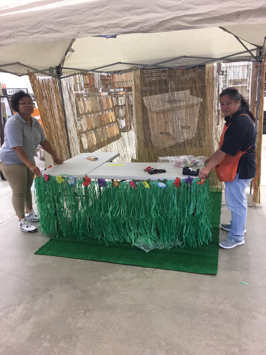 Setting up for the Luau Snowball Station #CustomerAppreciation <a href="/BrianCoccoHD/">Brian</a> <a href="/peajones78/">Annie Jones</a>