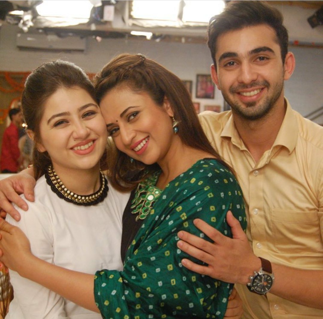 Mohabbatein10's tweet photo. Family Goals of ye hai mohabbatein
@Aditi_bhatia4 @Divyanka_T @verma_abhishek5 #adroble #ruhi #ishima #adi #yhm #love 💞👧👩👦😍😘 https://t.co/p3Dj96GmiY