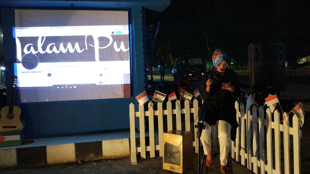 Malam ini malam puisi Malam Puisi Aekkanopan.
telah di buka oleh MC yang kece badai.
#doauntukpalestina #malampuisi #malampuisiaekkanopan