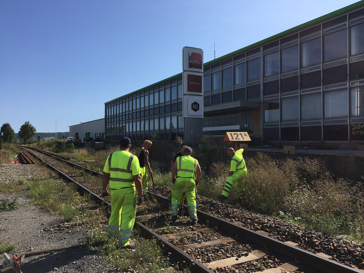 JuAnciaux's tweet photo. La phase 3 du chantier du #contournement de #Couvin consiste à creuser 2 tunnels de 80m sous la voie de chemin de fer à #Frasnes. @CanalC_TV https://t.co/AMWjyjtIZO