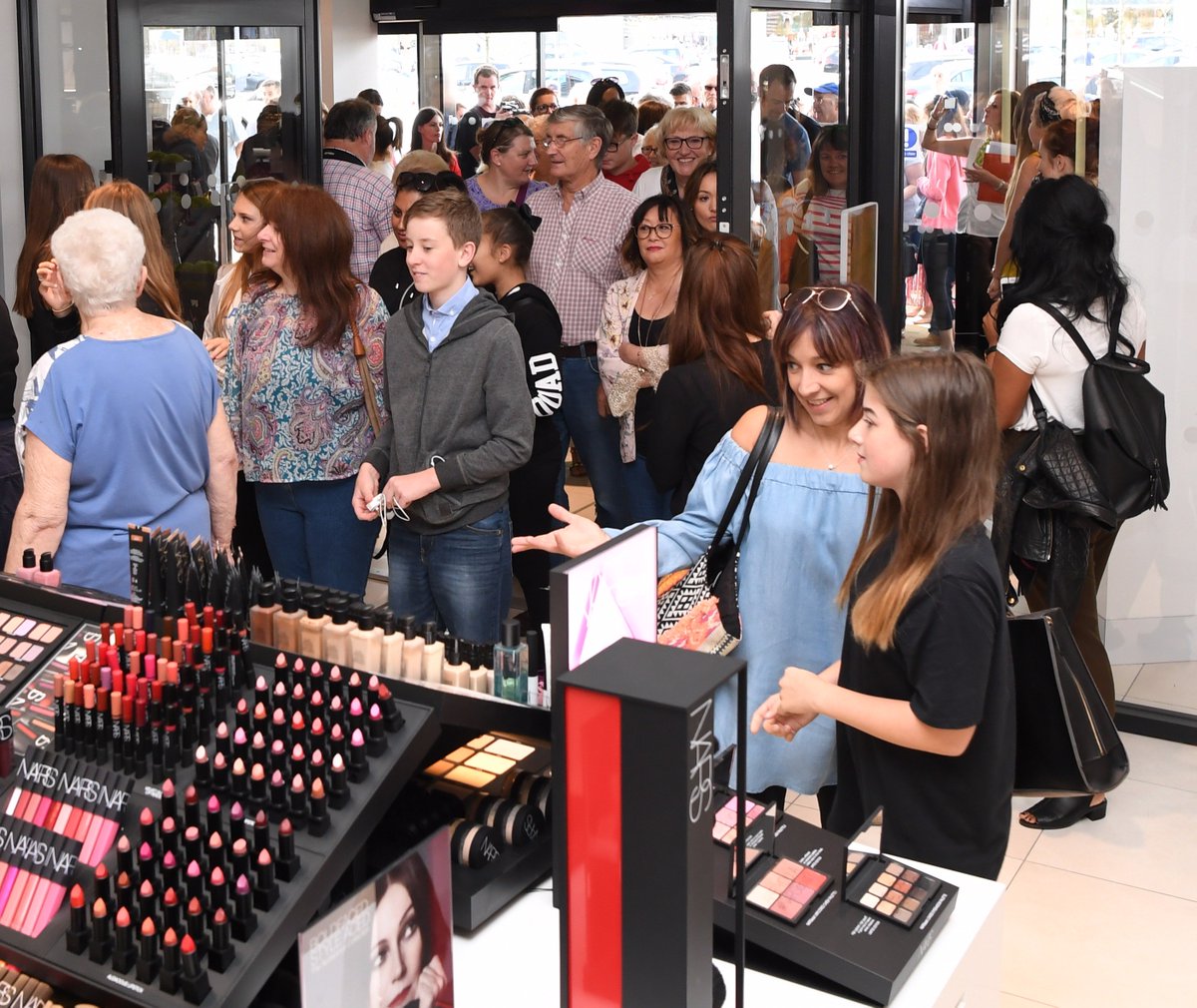 houseoffraser's tweet photo. The doors are officially open to our new and first ever sustainable store in #RushdenLakes 
Get ready to shop in style! https://t.co/MRsIuUbVK9