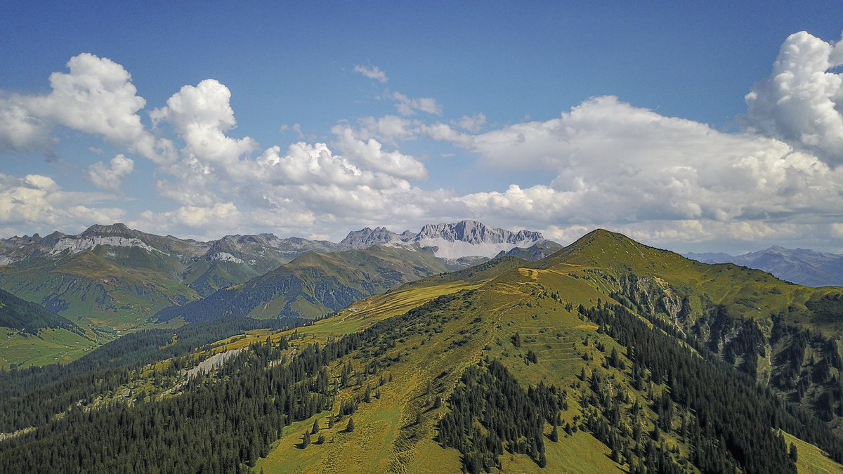 CaveltiPat's tweet photo. Die #Konkurrenz zu Valeriaslittlecity ist #patslittlecity einfach in #einheimisch 😂🙈😉 #Graubuenden #prättigau #dobinidahai #sulzfluh #chrüz https://t.co/I3q8PjJD5W