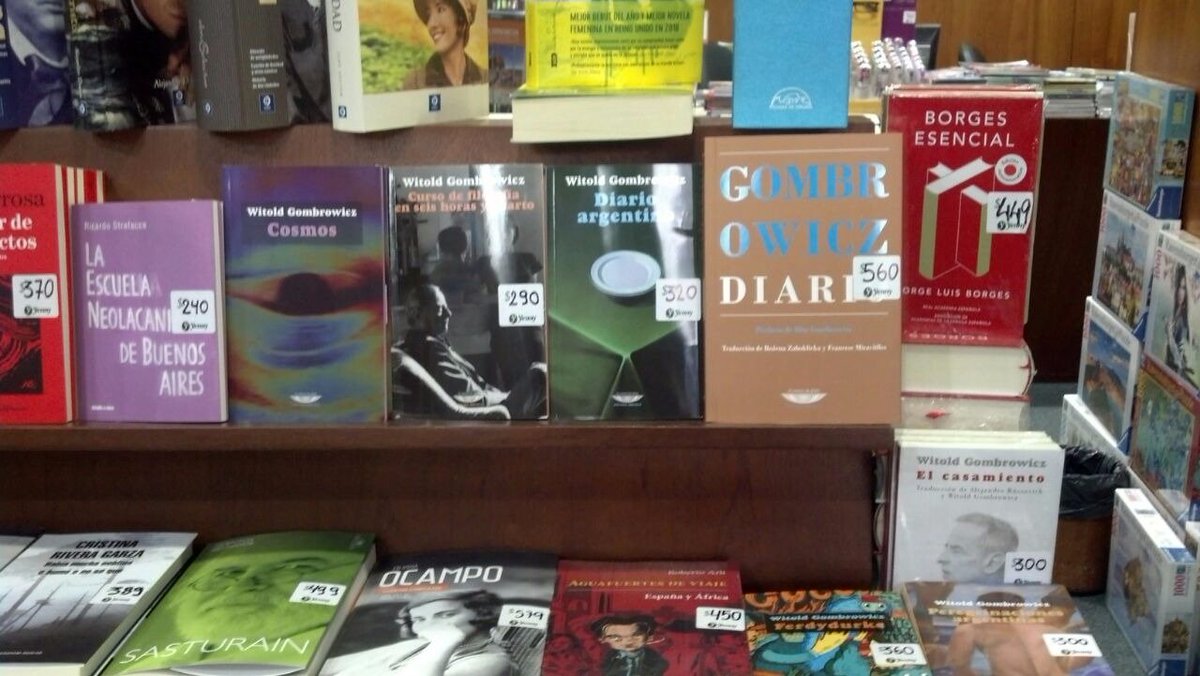 elcuencodeplata's tweet photo. #Fotos2 #GombrowiczEnLibrerías los libros de Witoldo invadiendo las librerías: Yenny/El Ateneo Abasto y Alto Palermo @CongresoWG https://t.co/Ep01bnGeAF