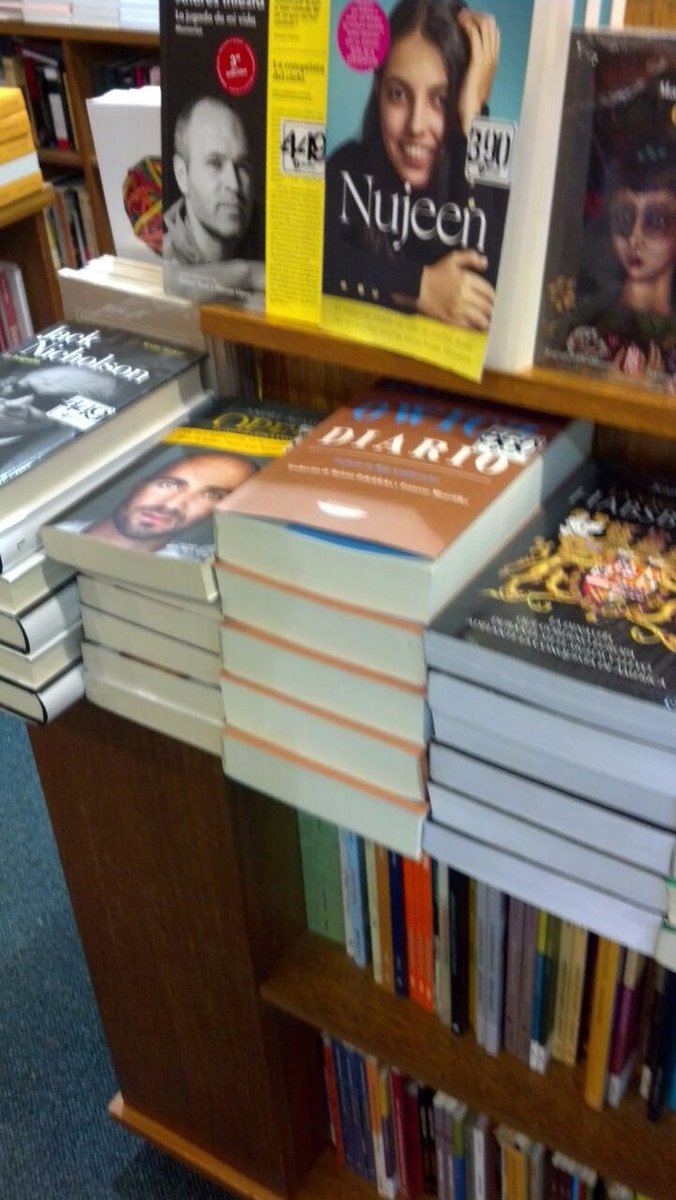 elcuencodeplata's tweet photo. #Fotos2 #GombrowiczEnLibrerías los libros de Witoldo invadiendo las librerías: Yenny/El Ateneo Abasto y Alto Palermo @CongresoWG https://t.co/Ep01bnGeAF