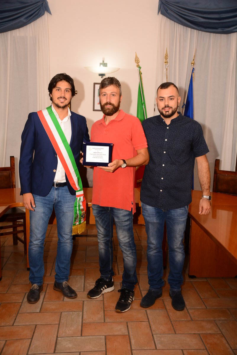 ComuneBassanoRm's tweet photo. Targhe di riconoscimento per meriti sportivi a Francesco Manoni per i successi nel calcio e a Simone Zampaletta per i successi nel biliardo https://t.co/miag8bxG5I